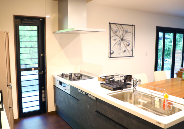 ”写真:清潔感あふれるキッチン”