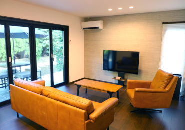 ”写真:明るく開放的なリビング”