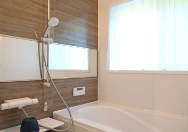 ”写真:窓のある浴室”