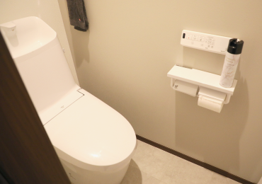 ”写真:便座暖房と温水洗浄機能付きのトイレ”