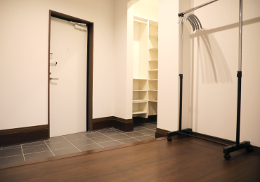 ”写真:大型のシューズボックスとハンガーラック”