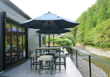 ”写真:リビングと接するテラス席”