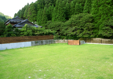 ”写真:広々とした芝生エリア”